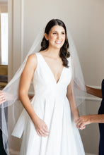 Load image into Gallery viewer, Lea Ann Belter &#39;Astrid &amp; Mercedes - Harmony &#39; wedding dress size-06 PREOWNED
