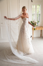 Load image into Gallery viewer, Galia lahav &#39;Crew&#39; wedding dress size-08 PREOWNED
