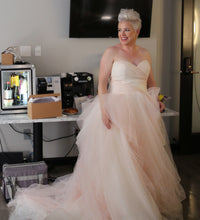 Load image into Gallery viewer, Vera Wang &#39;Ombre Tulle&#39; wedding dress size-12 PREOWNED
