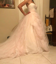 Load image into Gallery viewer, Vera Wang White &#39;Ombre Tulle&#39; size 4 new wedding dress side view on bride
