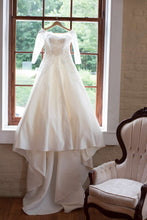 Load image into Gallery viewer, Mary&#39;s Designer Bridal Boutique &#39;Unknown&#39; wedding dress size-06 PREOWNED
