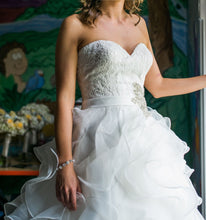 Load image into Gallery viewer, Allure Bridals &#39;8955&#39; wedding dress size-06 PREOWNED
