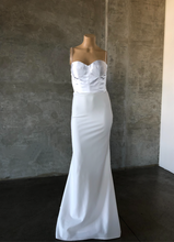 Load image into Gallery viewer, Louvienne &#39;Tavi&#39; size 2 used wedding dress front view on mannequin
