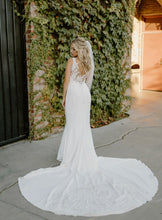 Load image into Gallery viewer, St. Patrick &#39;The Collection&#39; wedding dress size-04 PREOWNED
