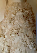 Load image into Gallery viewer, Monique Lhuillier &#39;Sunday Rose &#39; wedding dress size-02 PREOWNED
