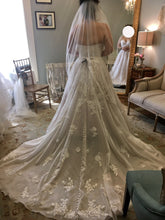 Load image into Gallery viewer, Essense of Australia &#39;D2698&#39; wedding dress size-10 NEW
