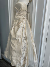 Load image into Gallery viewer, Lazaro &#39;3400&#39; wedding dress size-10 PREOWNED
