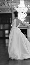 Load image into Gallery viewer, sassi holford &#39;Verity&#39; wedding dress size-04 PREOWNED
