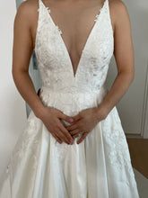 Load image into Gallery viewer, Jenny Yoo &#39;Eden Gown&#39; wedding dress size-04 NEW
