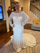 Load image into Gallery viewer, Elizabeth Layne &#39;Venice Lace&#39; wedding dress size-14 NEW

