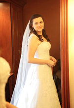 Load image into Gallery viewer, David&#39;s Bridal &#39;Jewel WG375&#39; wedding dress size-12 PREOWNED
