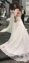 Load image into Gallery viewer, David&#39;s Bridal &#39;689 organza empire wedding dress with removable straps &#39; wedding dress size-06 PREOWNED
