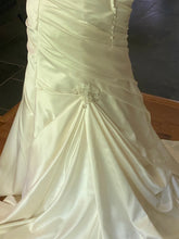 Load image into Gallery viewer, Casablanca &#39;2037&#39; wedding dress size-12 PREOWNED
