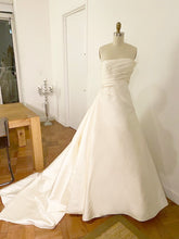 Load image into Gallery viewer, Pronovias &#39;Enza&#39; size 8 new wedding dress front view on mannequin
