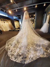 Load image into Gallery viewer, Monique Lhuillier &#39;Lakely&#39; wedding dress size-04 PREOWNED
