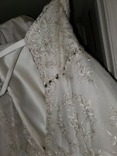 Load image into Gallery viewer, alfred angelo &#39;Tiana Disney Princess&#39; wedding dress size-16 PREOWNED
