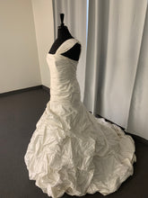 Load image into Gallery viewer, Customed Designed &#39;Elen Paumere Couture&#39; wedding dress size-02 PREOWNED
