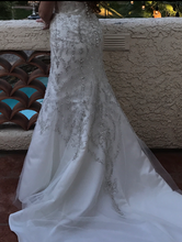 Load image into Gallery viewer, Oleg Cassini &#39;Classic&#39; size 4 new wedding dress back view on bride
