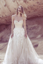 Load image into Gallery viewer, Ellis Bridal &#39;Julia&#39; wedding dress size-06 PREOWNED
