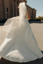 Load image into Gallery viewer, Essense of Australia &#39;D3080&#39; wedding dress size-06 PREOWNED
