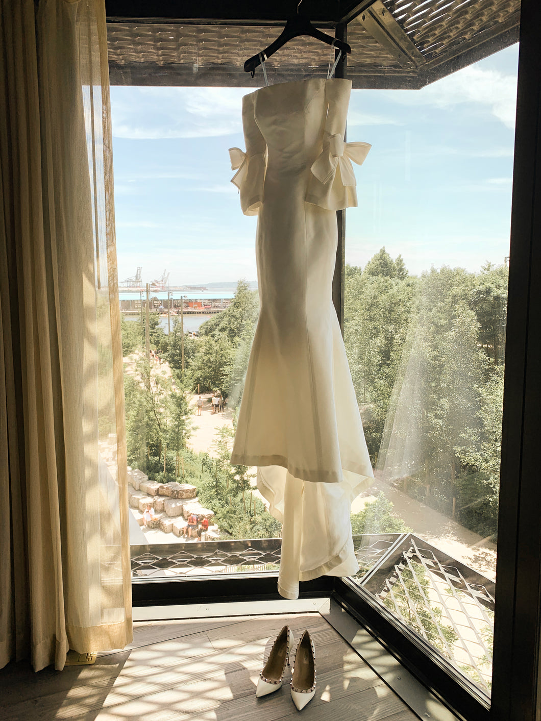 Carolina Herrera 'Faye' size 0 used wedding dress front view on hanger