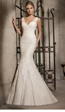 Load image into Gallery viewer, Mori Lee &#39;Perrie&#39; size 14 new wedding dress front view on model
