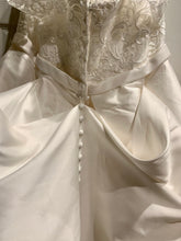Load image into Gallery viewer, Stella york &#39;6763&#39; wedding dress size-14 NEW
