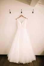 Load image into Gallery viewer, Stella York &#39;Stella York Ball Gown&#39; wedding dress size-06 PREOWNED
