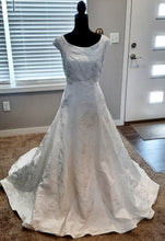 Load image into Gallery viewer, sassi holford &#39;Grace&#39; wedding dress size-06 NEW
