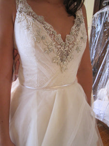 Alvina Valenta 'AV 9450' wedding dress size-08 PREOWNED