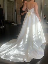 Load image into Gallery viewer, Allure Bridals &#39;Romance 3065&#39;
