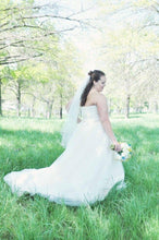 Load image into Gallery viewer, Jasmine &#39;Unknown&#39; wedding dress size-16 PREOWNED
