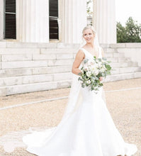 Load image into Gallery viewer, Monique Lhuillier &#39;Bliss: 18120 &#39; wedding dress size-00 PREOWNED
