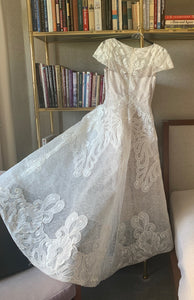 Monique Lhuillier 'Trunk show item' wedding dress size-08 PREOWNED