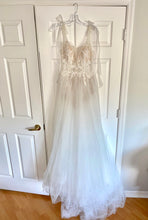 Load image into Gallery viewer, BERTA &#39;2019 Daisy from Barcelona Collection&#39; wedding dress size-06 SAMPLE
