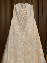 Load image into Gallery viewer, David&#39;s Bridal &#39;Jewel WG3755&#39; size 00 used wedding dress back view on hanger
