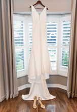Load image into Gallery viewer, Pronovias &#39;Barcelona&#39; wedding dress size-06 PREOWNED
