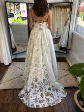 Load image into Gallery viewer, Wtoo &#39;Delilah&#39; wedding dress size-06 PREOWNED
