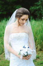 Load image into Gallery viewer, David&#39;s Bridal &#39;A Line&#39; size 2 used wedding dress front view on bride

