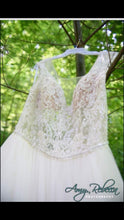 Load image into Gallery viewer, Watters &#39;8082B&#39; size 16 used wedding dress front view close up
