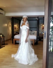 Load image into Gallery viewer, Lauren Elaine  &#39;Genesis &#39; wedding dress size-02 PREOWNED
