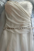 Load image into Gallery viewer, Spose di Gio &#39;Classica&#39; wedding dress size-08 PREOWNED
