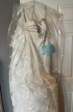 Load image into Gallery viewer, alfred angelo &#39;2527&#39; wedding dress size-06 NEW
