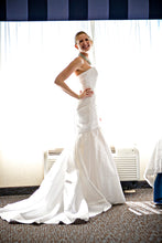 Load image into Gallery viewer, Lea Ann Belter &#39;Laura Dalton&#39; wedding dress size-06 PREOWNED
