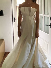 Load image into Gallery viewer, Katherine Tash &#39;Chiara Gown&#39; wedding dress size-02 PREOWNED
