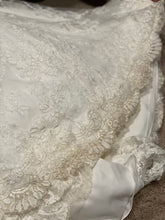 Load image into Gallery viewer, Monique Lhuillier &#39;Bliss&#39; wedding dress size-06 PREOWNED
