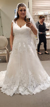 Load image into Gallery viewer, David&#39;s Bridal &#39;A line scalloped lace &#39; wedding dress size-16 NEW

