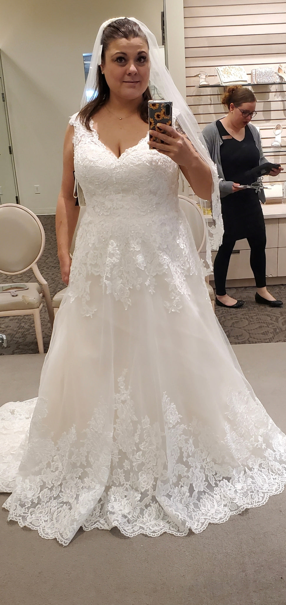 David's Bridal 'A line scalloped lace ' wedding dress size-16 NEW