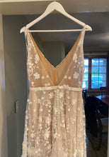 Load image into Gallery viewer, Anna Campbell &#39;Amelie&#39; wedding dress size-04 PREOWNED
