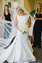 Load image into Gallery viewer, Sareh Nouri &#39;Naomi&#39; size 8 used wedding dress front view on bride
